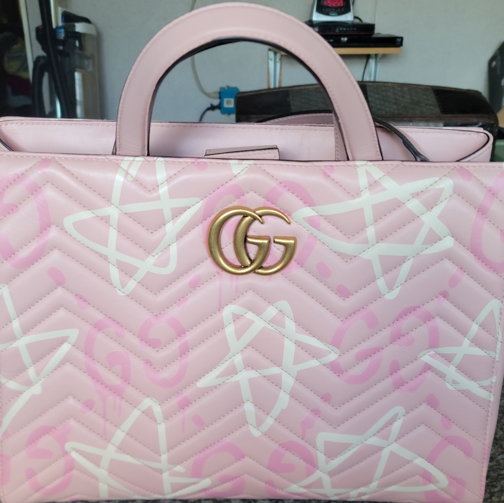 GUCCI PINK GHOST GRAFFITI MARAMONT  ABSOLUTELY BEAUTIFUL CONDITION. GIFTABLE